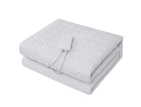 Esponja de poliéster eléctrica debajo de la manta