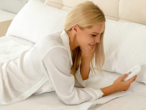 Blanco poliéster eléctrico debajo de la manta